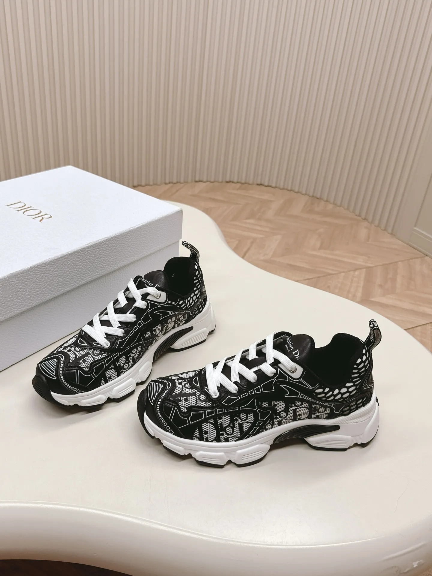 👟👟Ex-factory price 620👟👟 Hot item, star model 2024 main hot item, the newly released Dior Chrono new casual sports shoes, running shoes, dad shoes are really cool, full of futuristic feeling! Really cool! Once again interpreting Dior's concept of cool fashion, the lucky star will bless you with good luck. The new EVA sole is super light and super soft! A perfect replica of the original! Fully matched material and mold! ! 35-40